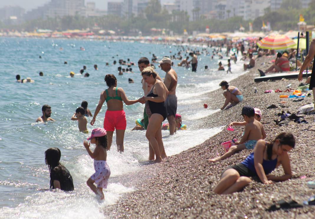 42 dereceyi bulan sıcaklıkta Konyaaltı Sahili akına uğradı 1